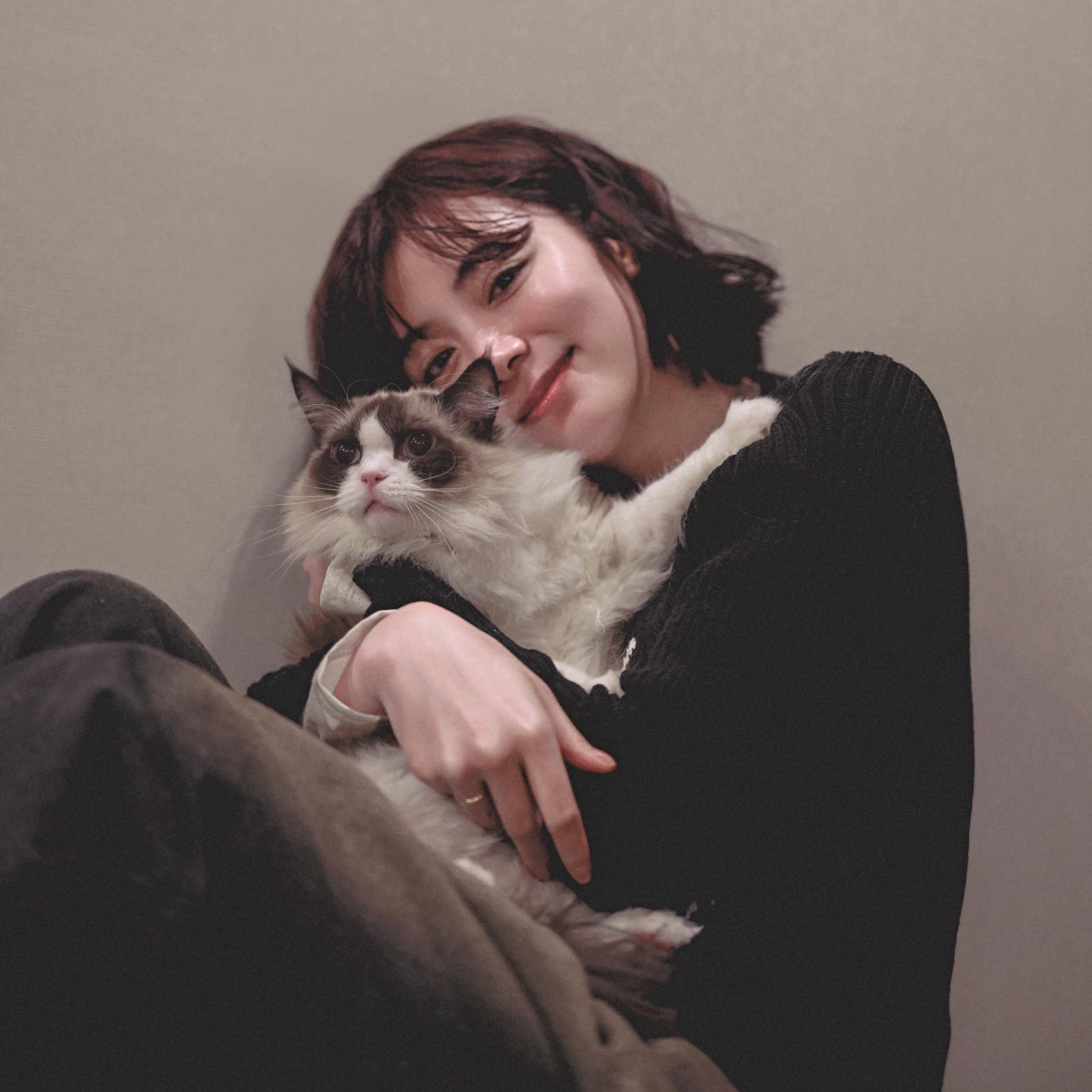 「2匹にとって私は下僕であり、姉であり、末っ子」池田エライザさんと、シャンプーさんとビスケさん