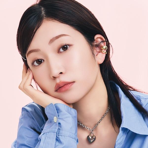 吉田朱里の秋の提案、 “ミュートな大人ブラウンアイ”に！