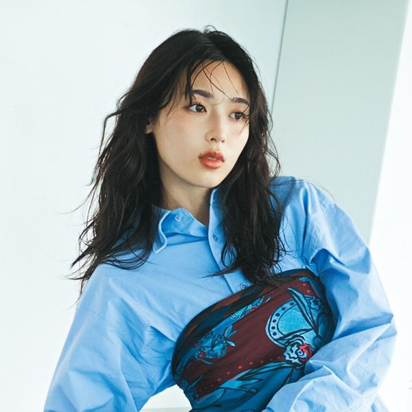 スカーフは“纏う”のが今っぽい！ 多彩なアレンジで個性を主張