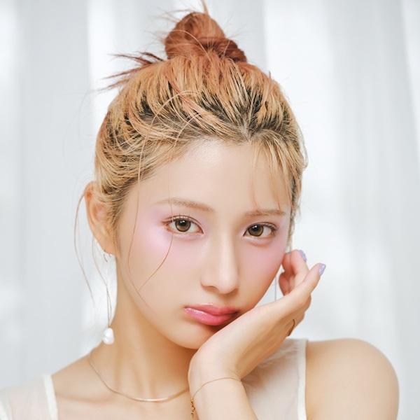 青みカラーで肌の透明感をアップ！ しなこがパープルニュアンスメイクに挑戦