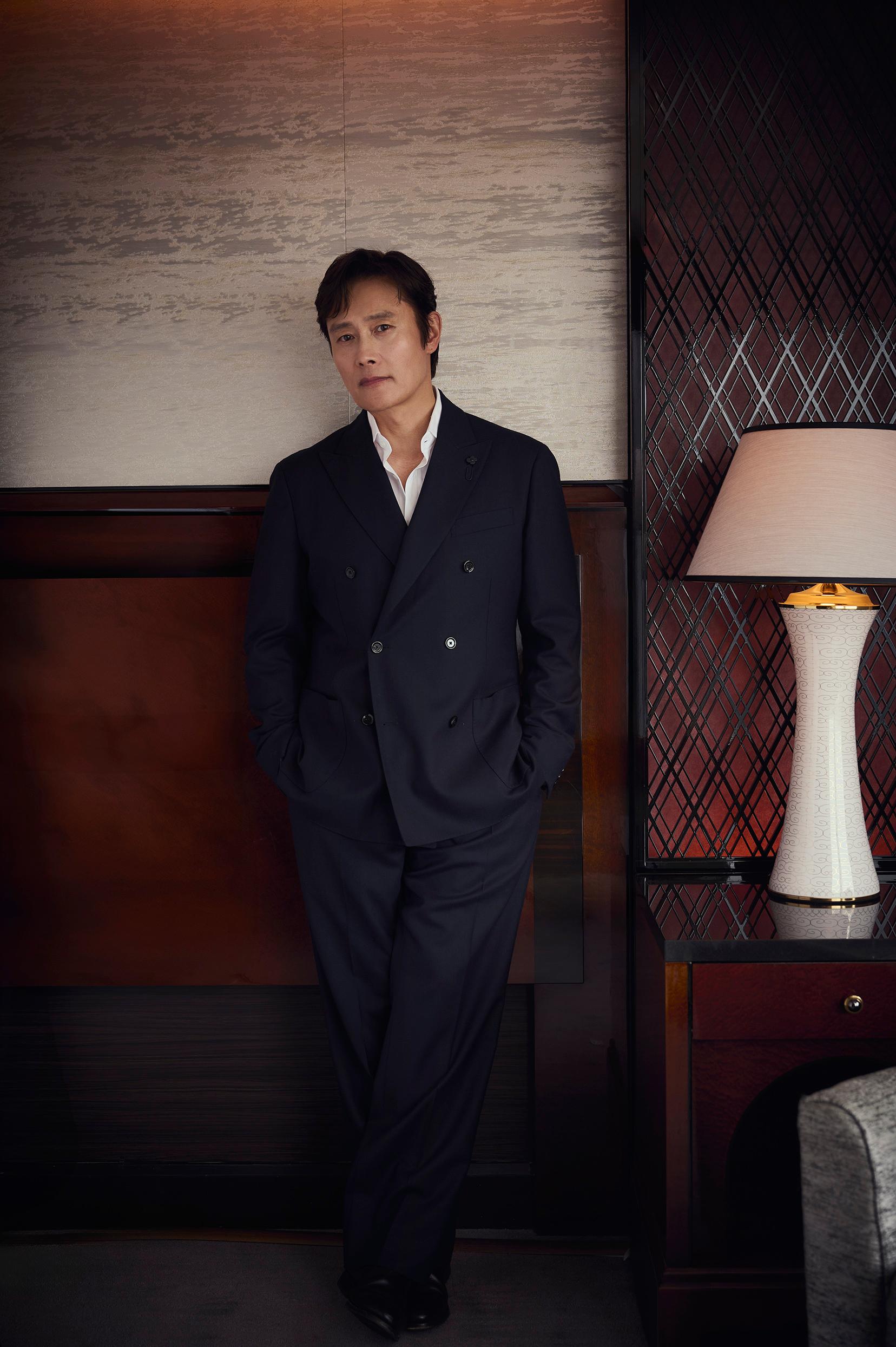 イ・ビョンホン「あまりにも自分のアイデアが採用されて怖くなりました」。パク・チャヌク監督新作の現場を振り返る