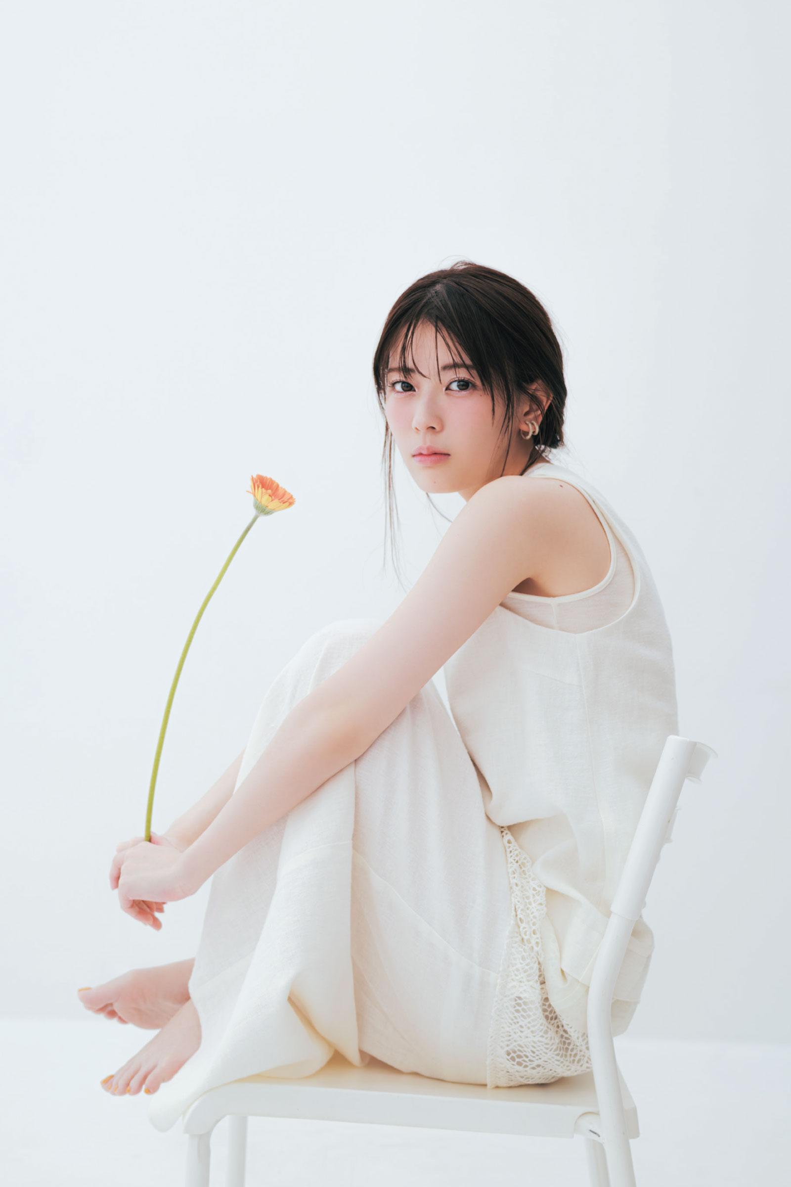 乃木坂46・岩本蓮加、夏先取りメイクは「ラメやパールをイイ感じに使いこなして、透明感のある夏肌に」