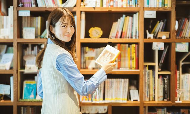 山崎怜奈さん、介護のしごとを初体験! 子どもと高齢者がともに過ごす「深川えんみち」へ